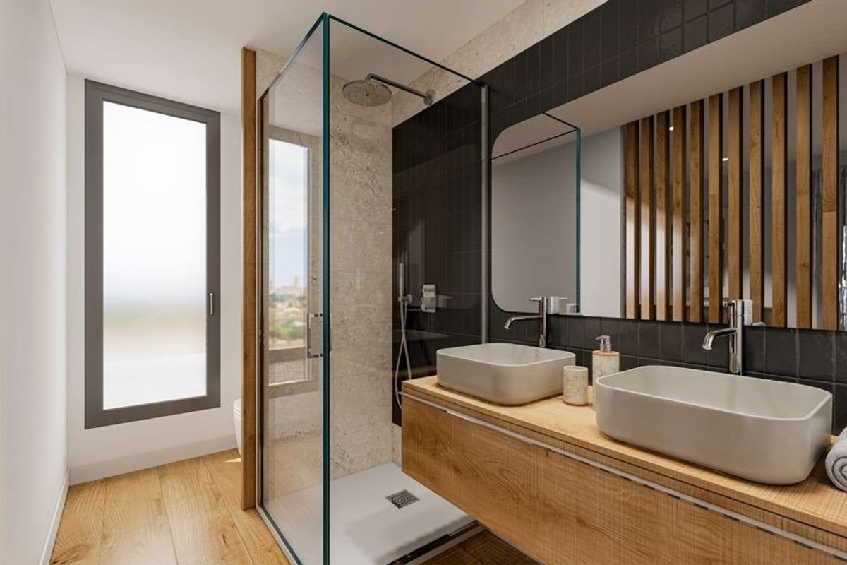 Een ander uitzicht op een elegante badkamer met stijlvolle ontwerpelementen in de villa in Finestrat.