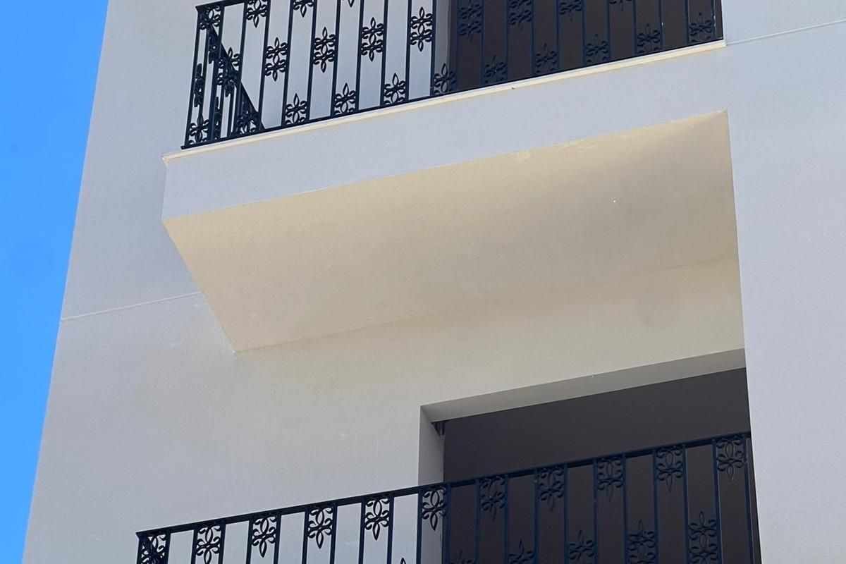 Helles Badezimmer mit Dusche in Bigastro