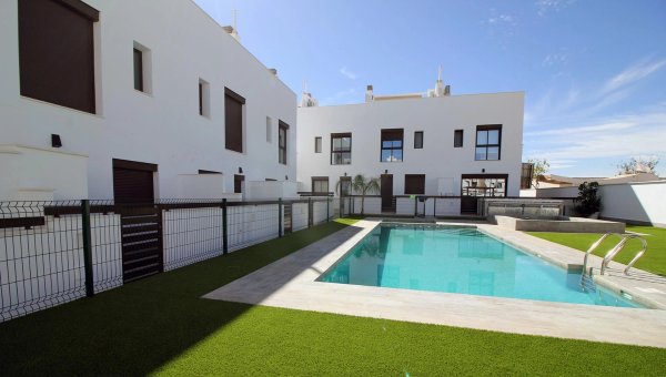 Buitenzicht op een moderne townhouse met zwembad, gelegen in Pilar de La Horadada, Costa Blanca Zuid.