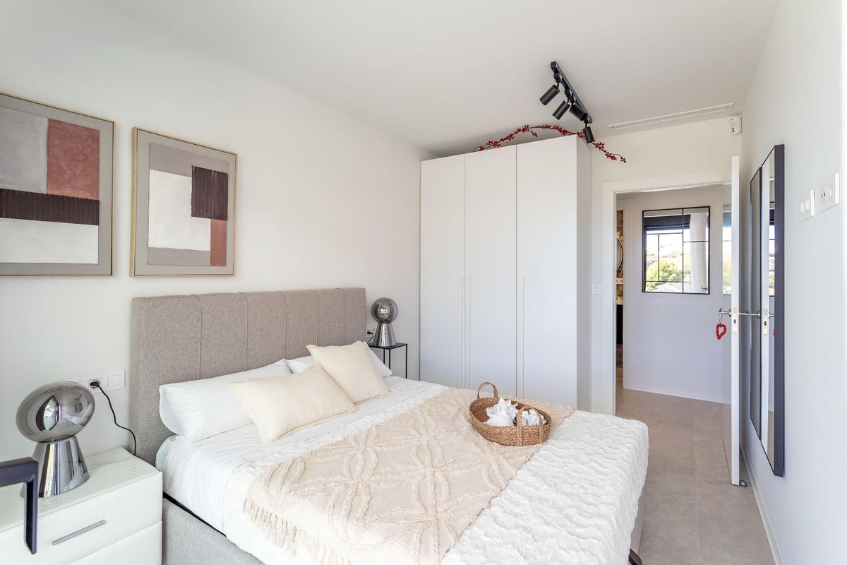 Goed ingerichte slaapkamer met moderne meubels en voldoende kastruimte in een 2-slaapkamerappartement in Finestrat, Costa Blanca.