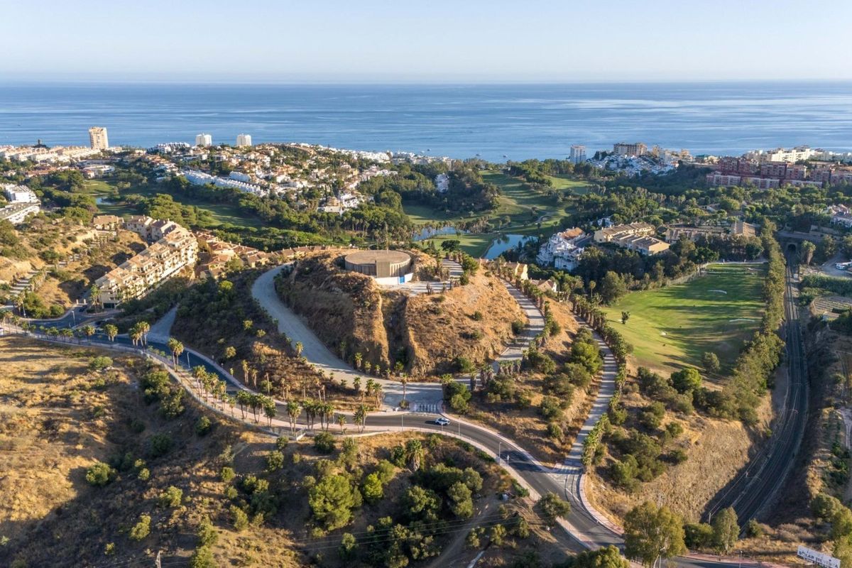 Luchtfoto die het prachtige kustlandschap van Benalmádena, Costa del Sol, en nabijgelegen golfbanen toont.