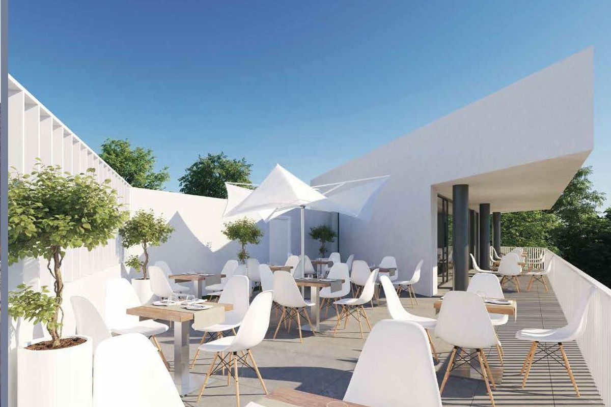Ruim terras met modern meubilair, ideaal voor buiten dineren in Estepona, Costa del Sol.