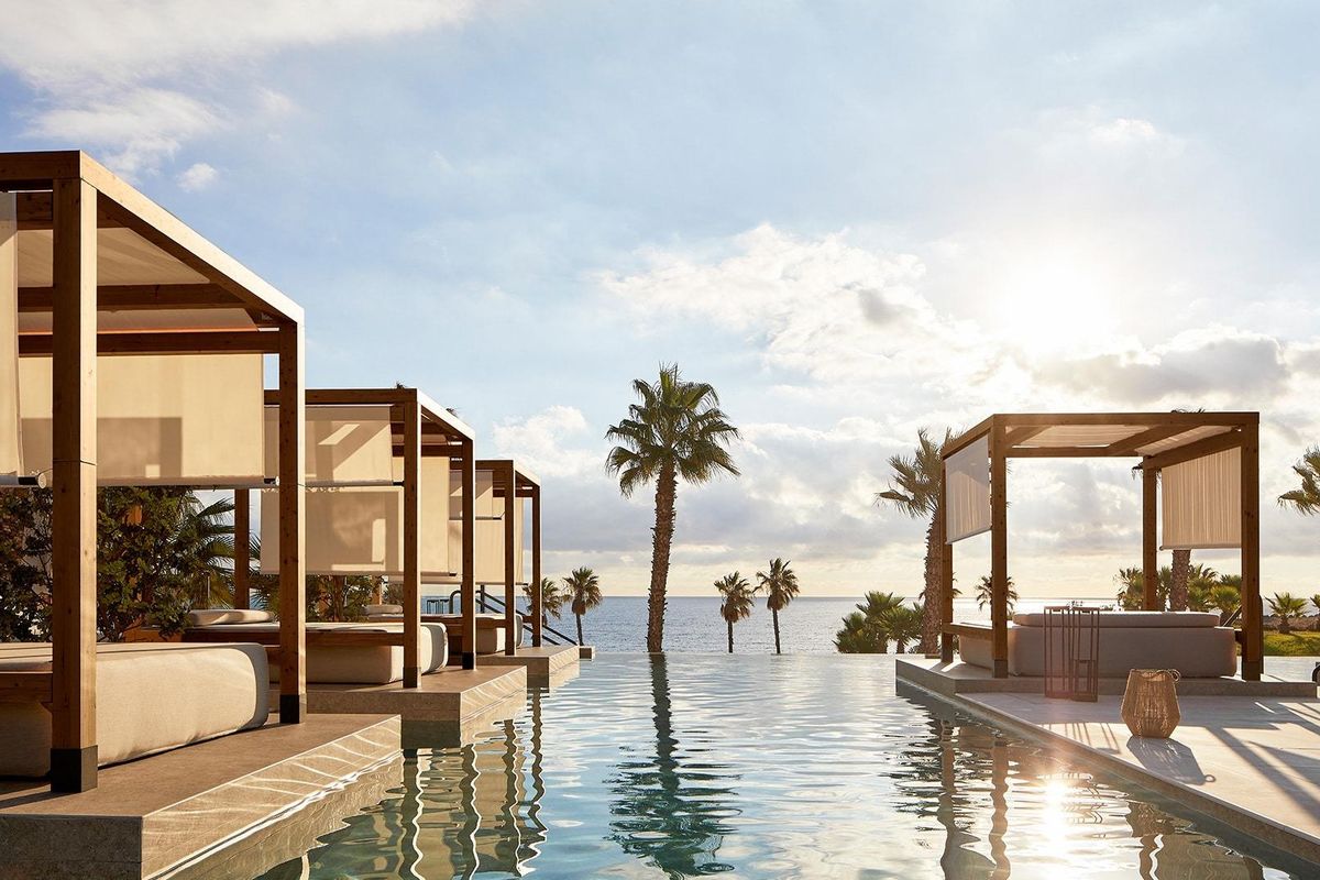 Elegante cabanas aan het zwembad met zonsondergangzicht in een luxe eigendom in Mojacar, Costa de Almeria, Spanje.