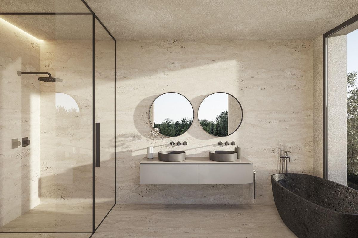 Elegant badkamer met moderne armaturen en natuurlijk licht in de villa in Benissa.