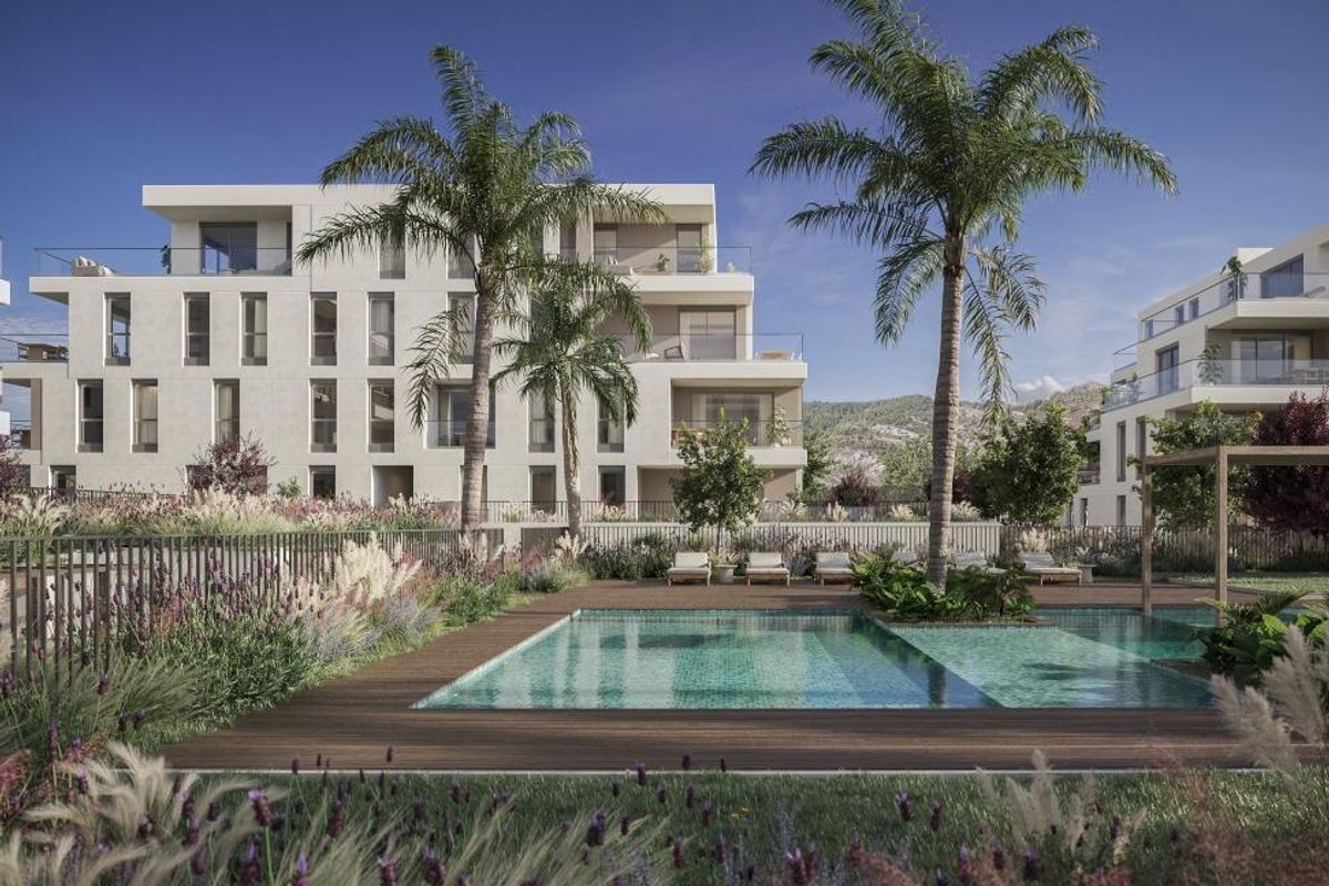 Buitenaanzicht van een moderne woningcomplex met een zwembad en aangelegde tuin in Benicassim, Costa Blanca.