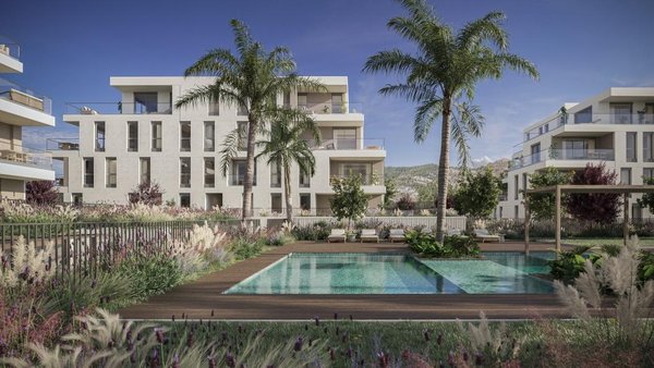 Buitenaanzicht van een moderne woningcomplex met een zwembad en aangelegde tuin in Benicassim, Costa Blanca.