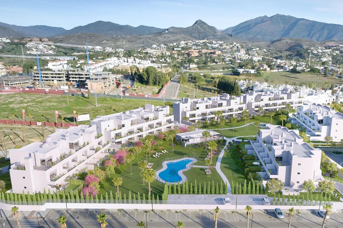 Luchtperspectief van een woongebied in Estepona, met de tuinen en zwembadfaciliteiten in de spotlight.
