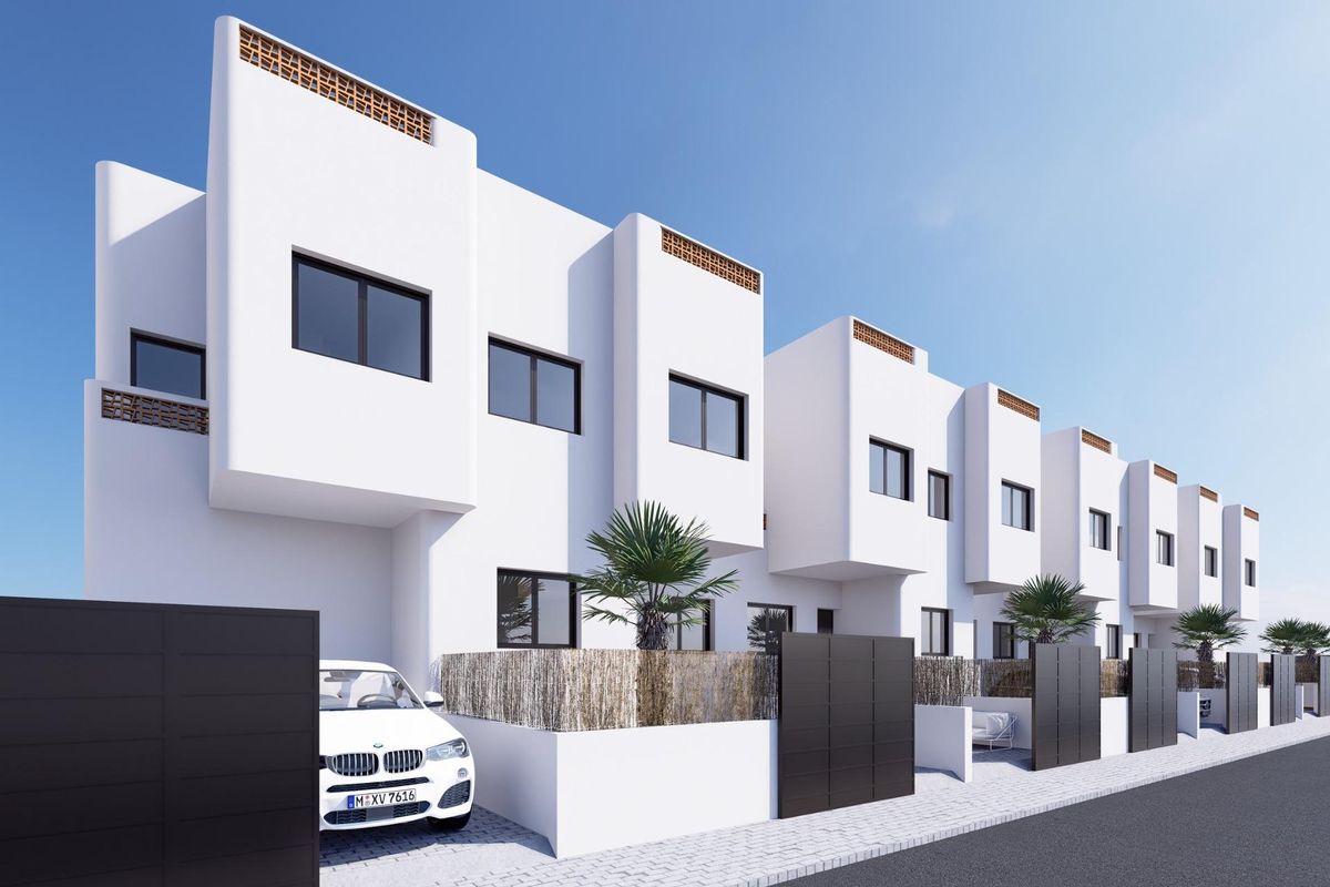 Rechtoverzicht van de rij moderne appartementen in Dolores, Costa Blanca Zuid, met geparkeerde auto’s ervoor.