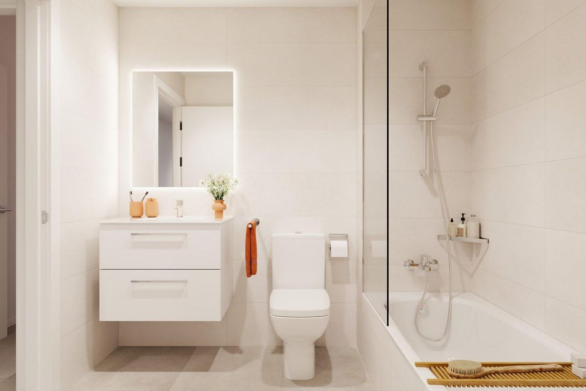 Hedendaagse badkamer in een 3-slaapkamer penthouse in Mijas, Costa del Sol, met moderne armaturen en badkuip.