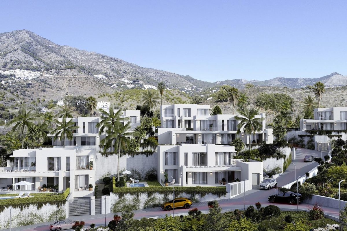 Luchtfoto van moderne villa's in Mijas, met tuinen en meerdere zwembaden.