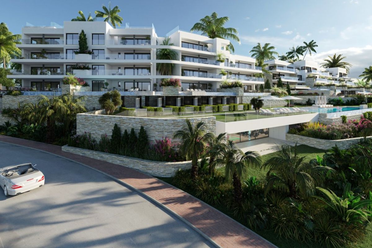 Panoramisch uitzicht op moderne appartementen en tuin langs een gebogen weg in Costa Blanca, Orihuela.