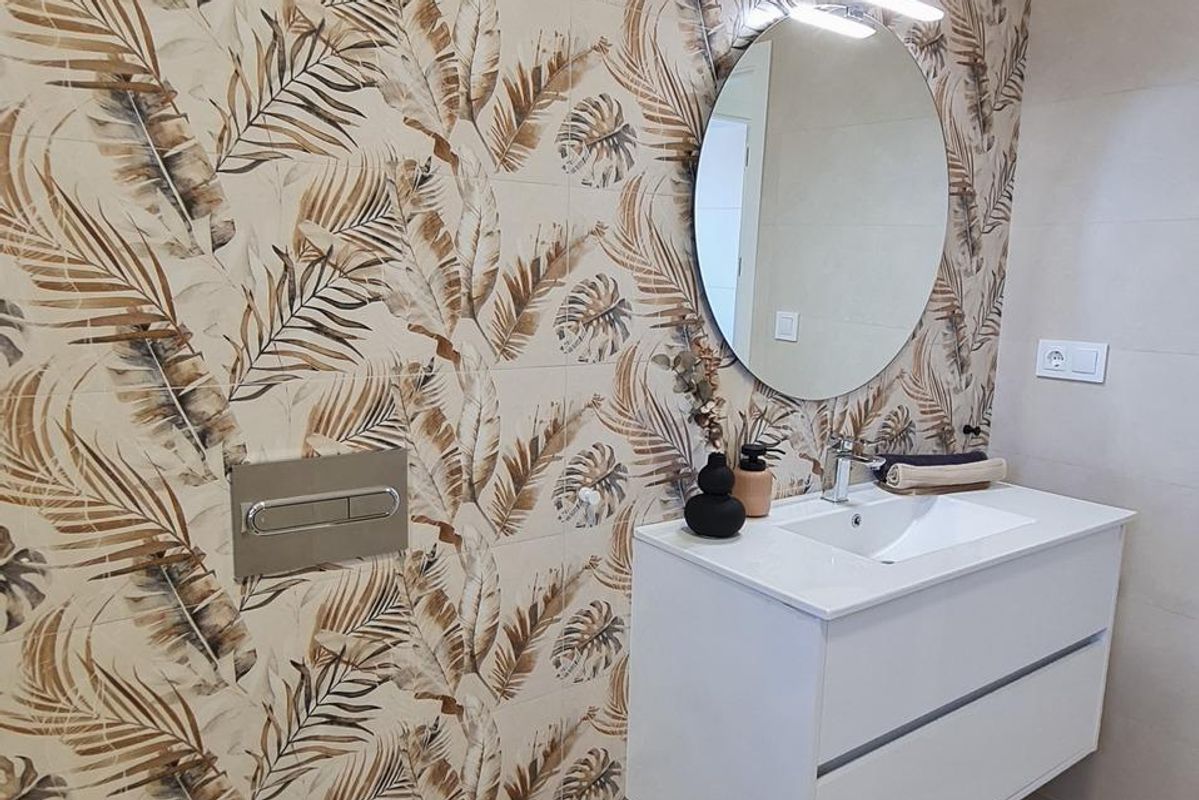 Chique wastafelgebied met elegante decoratie in een 3-slaapkamer villa gelegen in San Pedro del Pinatar, Spanje.