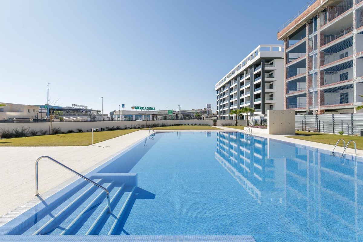 NIEUWBOUW GESLOTEN URBANISATIE IN TORREVIEJA OP SLECHTS 700M VAN HET STRAND
