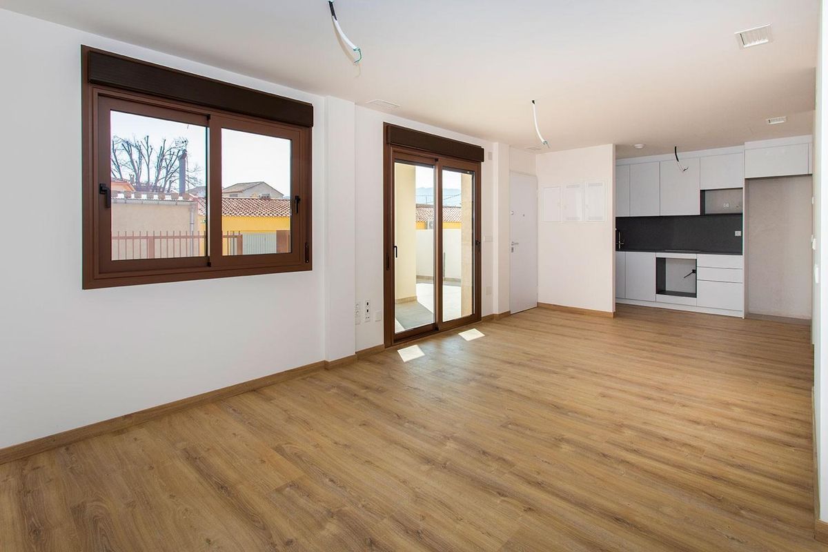 Moderne keuken in het appartement met een strak ontwerp en volop natuurlijk licht in Hondón de las Nieves.