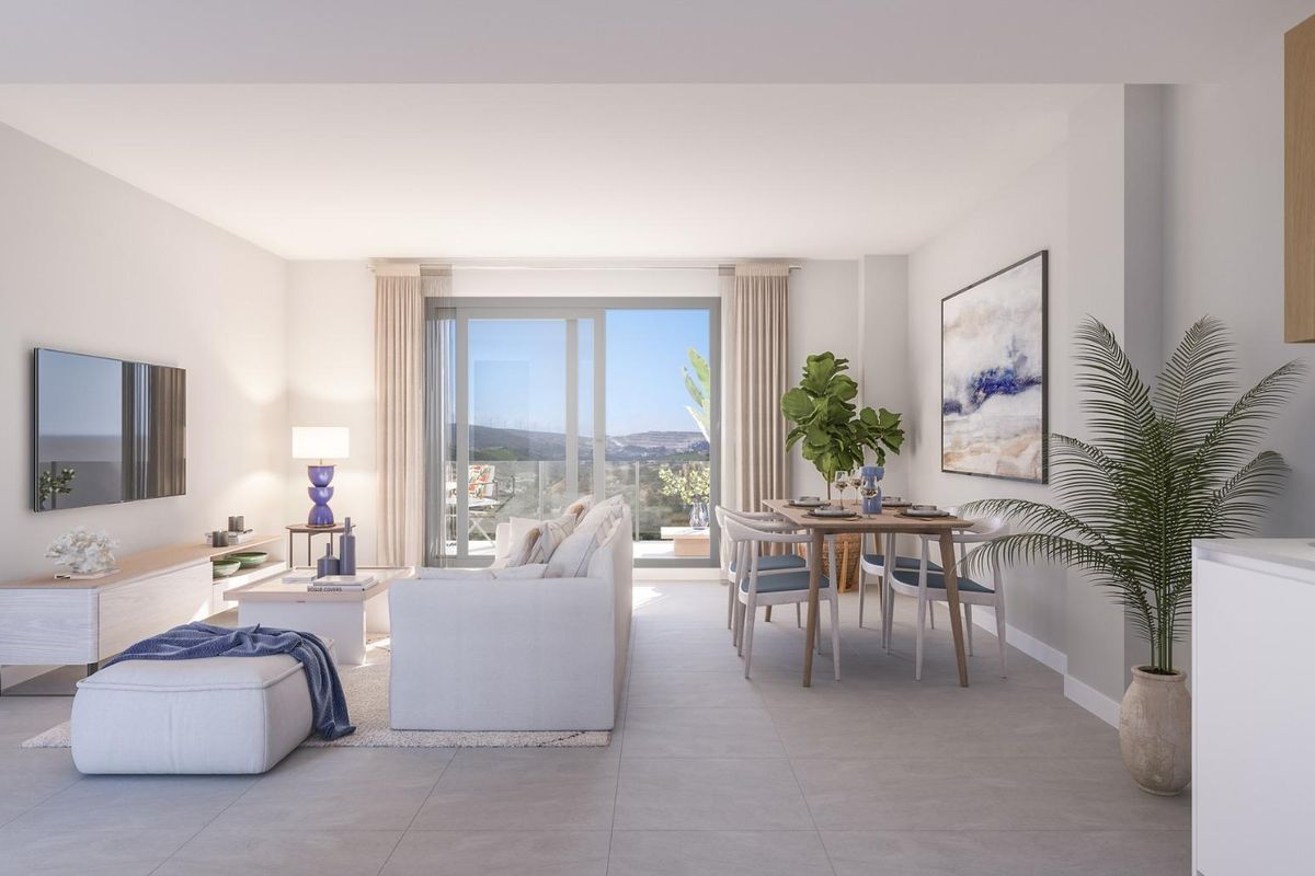 Heldere woonkamer met moderne meubels en grote ramen die uitzicht bieden in een penthouse in Manilva.