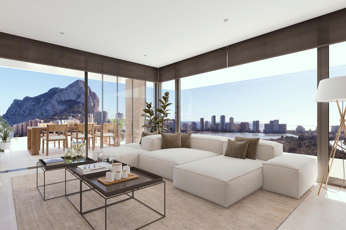 Heldere woonkamer met panoramisch uitzicht op Calpe en moderne inrichting.