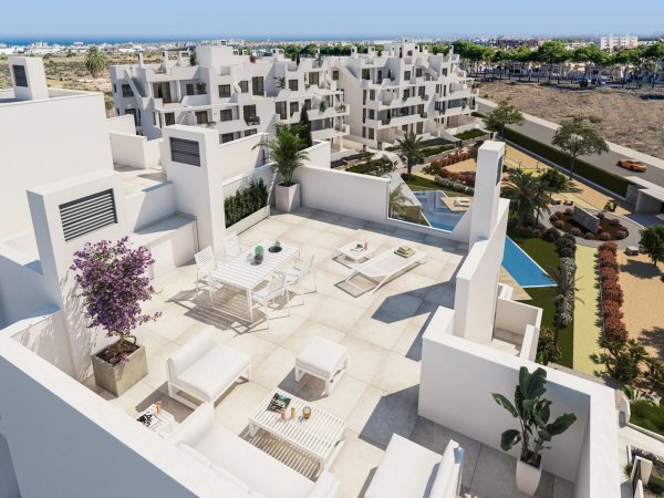 Ruimtelijk terras met zithoek en uitzicht op het zwembad bij een 2-slaapkamer penthouse in Torre Pacheco, Costa Calida.