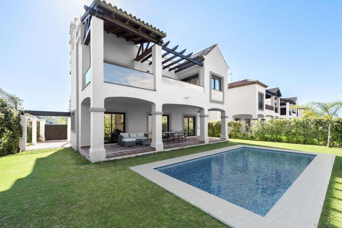 Elegante 3-slaapkamer villa in Estepona met een privézwembad en modern ontwerp in de tuin.