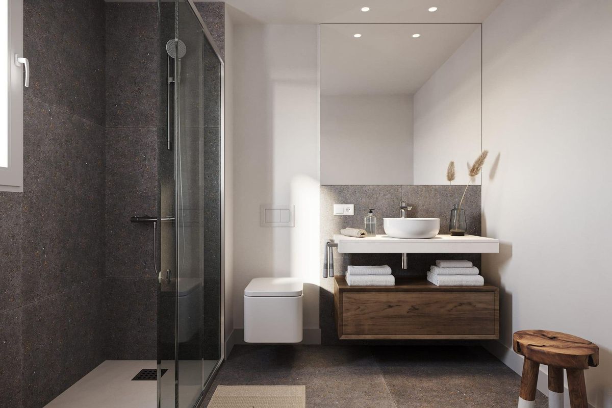 Stijlvolle badkamer met douche en wastafel, met een modern ontwerp in appartement in Mijas, Costa del Sol.