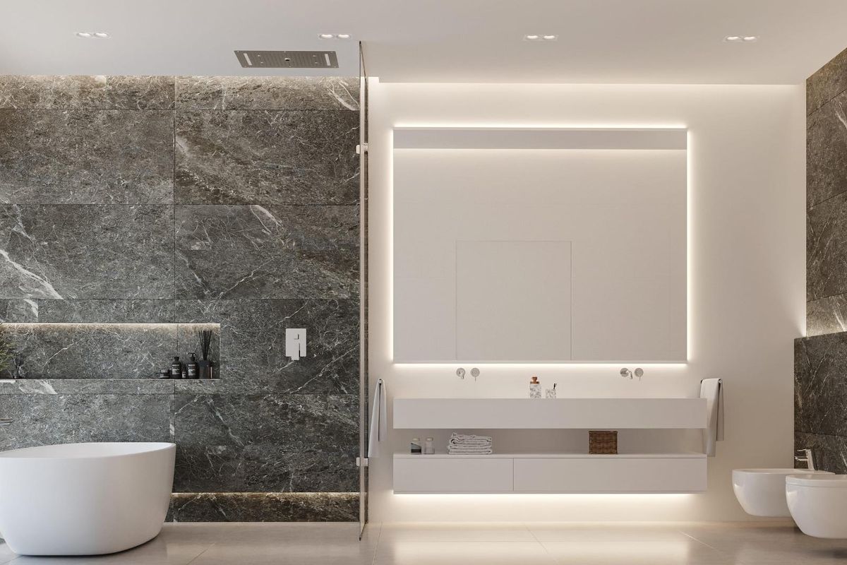 Moderne badkamer met een vrijstaand bad en strakke wastafel, gelegen in een luxe villa in Mijas.