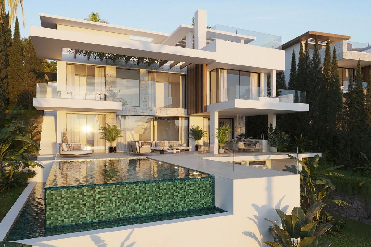Indrukwekkend avondbeeld van een hedendaagse 3-slaapkamer villa in Estepona met een uitnodigend zwembad en weelderige tuinen.