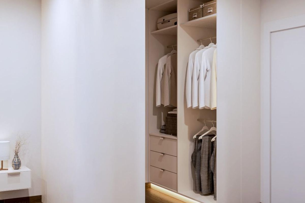 Inloopkast in de slaapkamer van een villa in San Pedro del Pinatar, met georganiseerde planken en verlichting.