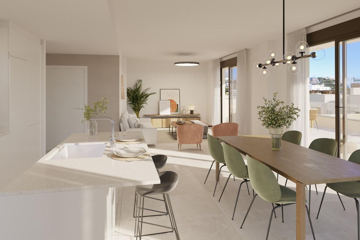 Helder eetgedeelte en keuken in een 3-slaapkamer penthouse in Estepona, met eigentijds ontwerp en uitzicht.