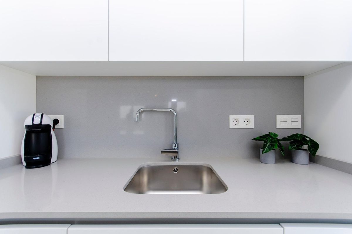 Strakke keukenblad met moderne armaturen in een stijlvolle 3-slaapkamer villa gelegen in Orihuela, Costa Blanca.