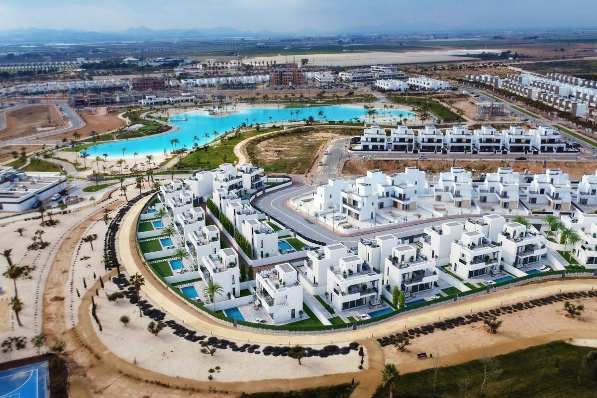 Luchtfoto die moderne villa's en zwembaden toont in een aangelegd gebied in Torre Pacheco, Spanje.