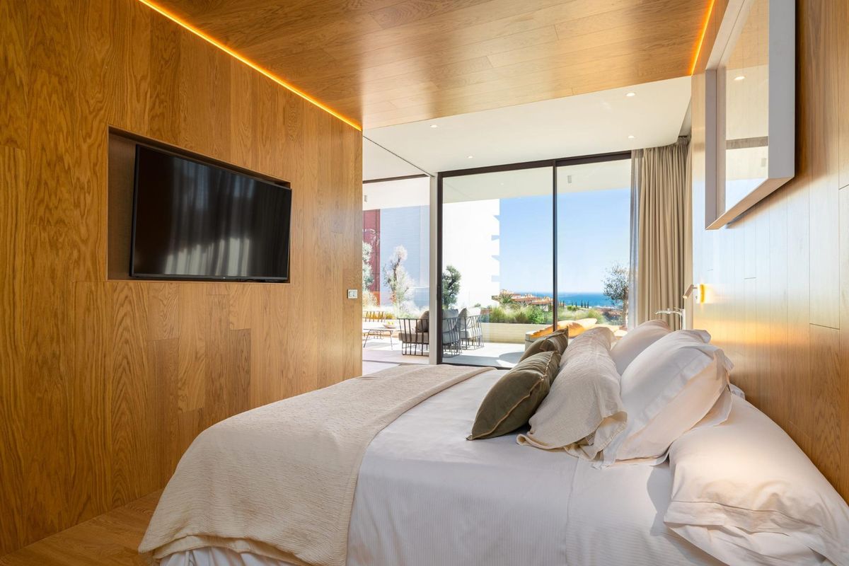 Charmante slaapkamer met uitzicht en luxe sfeer in een 2-slaapkamer penthouse, Fuengirola, Costa del Sol.