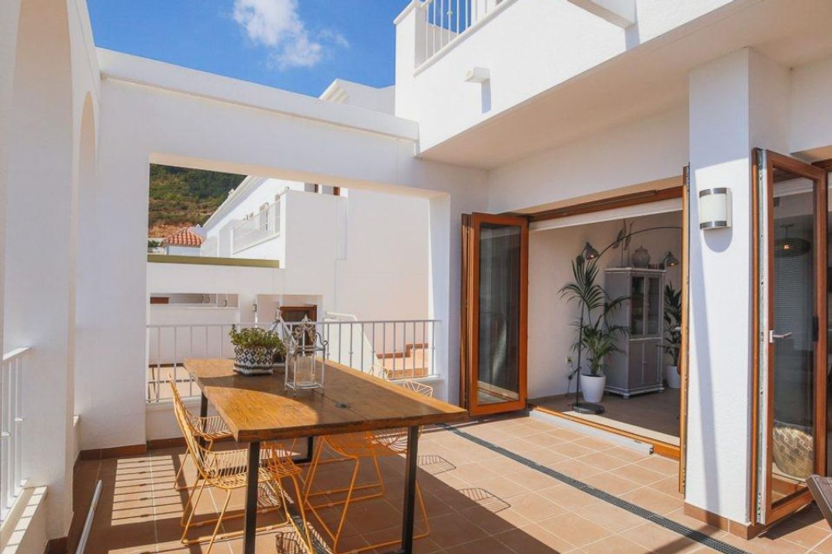 Open terras met een eettafel, die natuurlijk licht uitnodigt in Xeresa, 1-slaapkamer appartement.