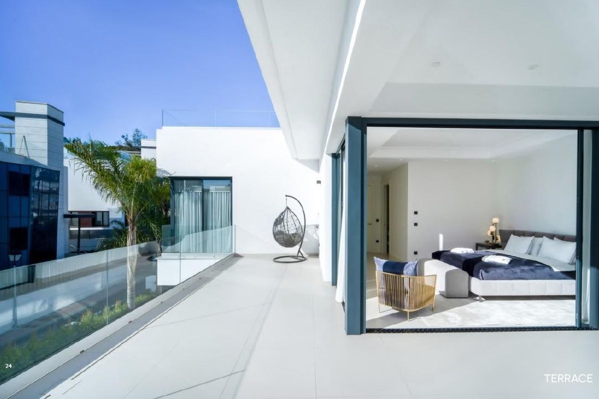 Terras met buitenmeubilair en uitzicht, dat vanuit de woonruimte van een villa in Marbella komt.