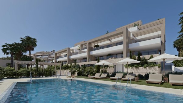 Buitenzicht op een modern appartementencomplex in Estepona, met een zwembad en palmbomen op de voorgrond.