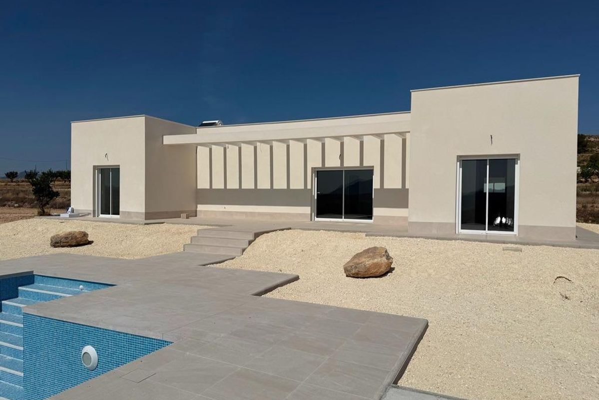 Contemporary villa in Pinoso met een ruime buitenruimte en zwembad aan de voorkant.