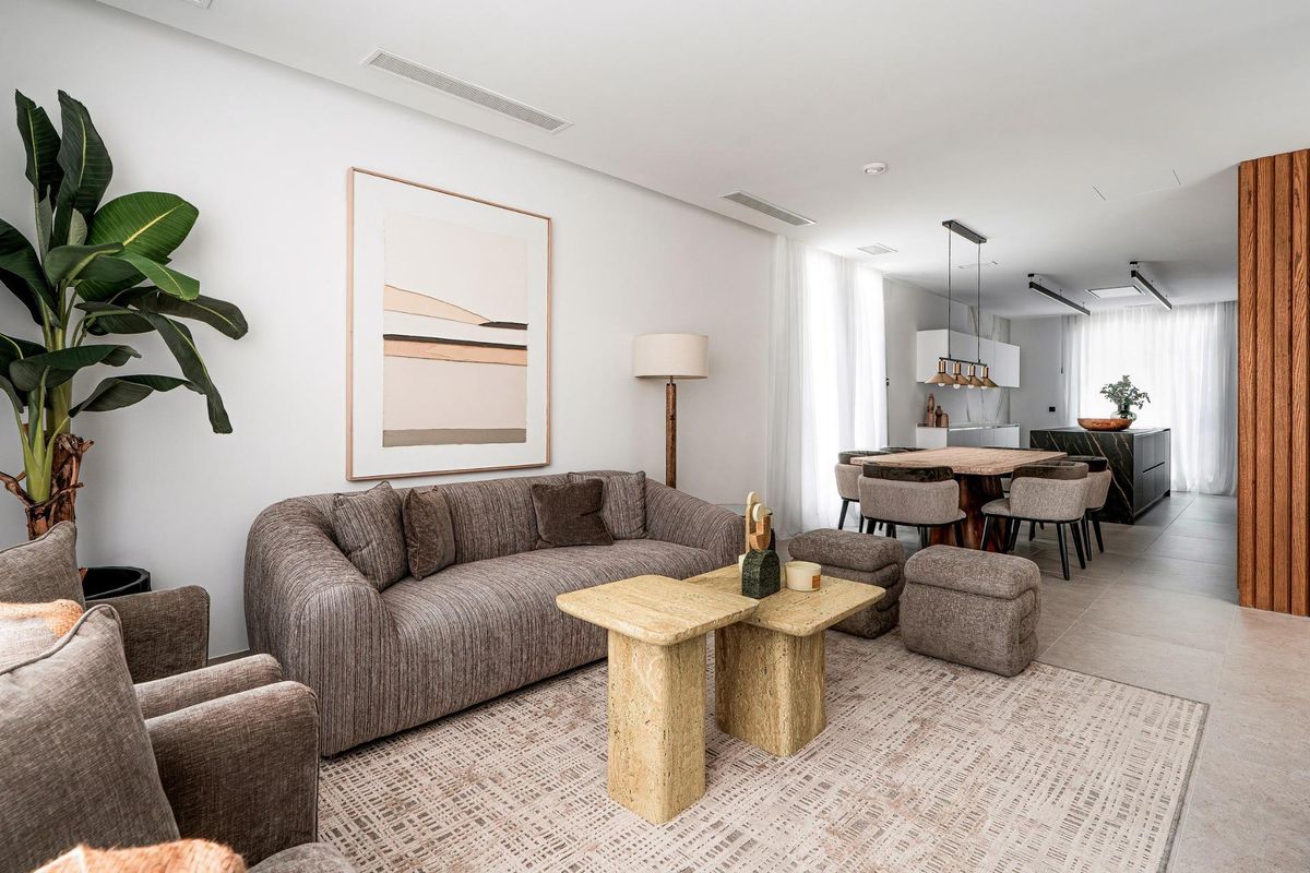 Stijlvolle woonkamer in een 4-slaapkamer villa in La Nucia, met comfortabele zitplaatsen en eetruimte.