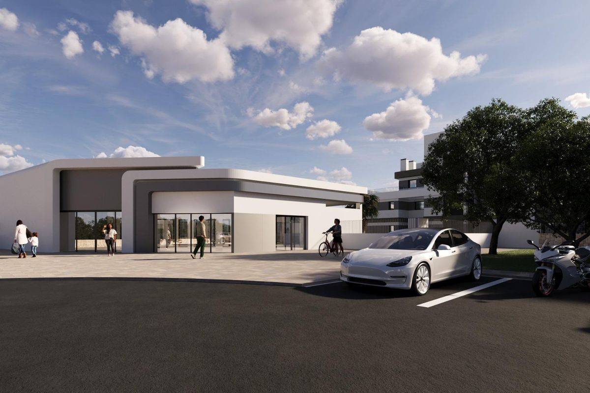 Contemporary buitenaanzicht van de villa in Mutxamel, met auto's en voetgangers in de buurt.