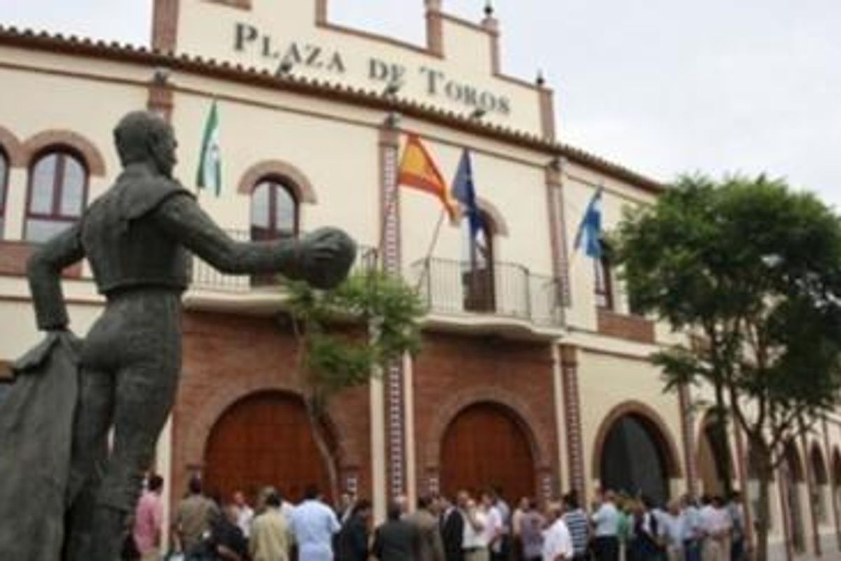 Plaza de Toros in Fuengirola, met een historische arena, omringd door levendig plaatselijk leven.