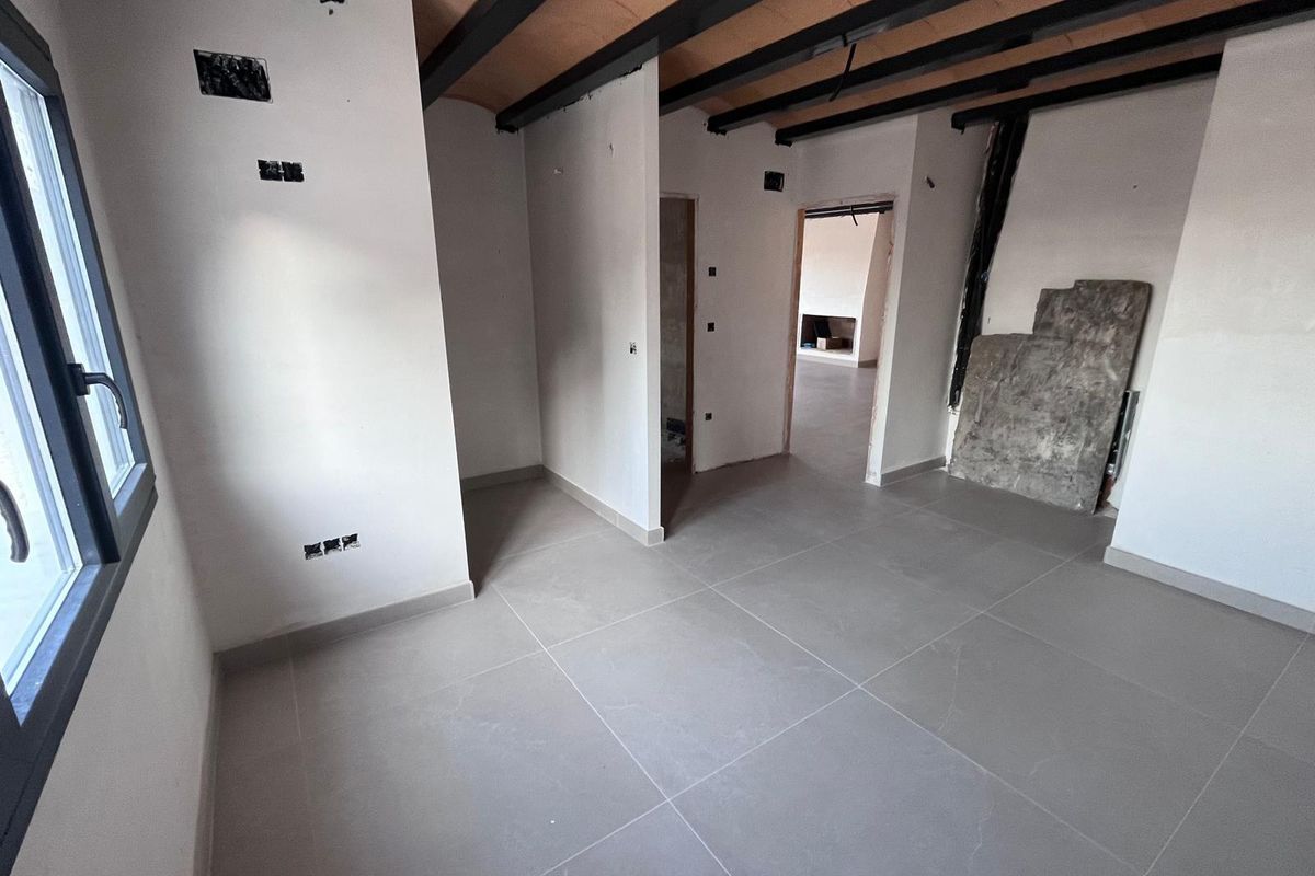 Lege kamer in de villa met natuurlijk licht in Penaguila, Costa Blanca Noord, klaar voor personalisatie.