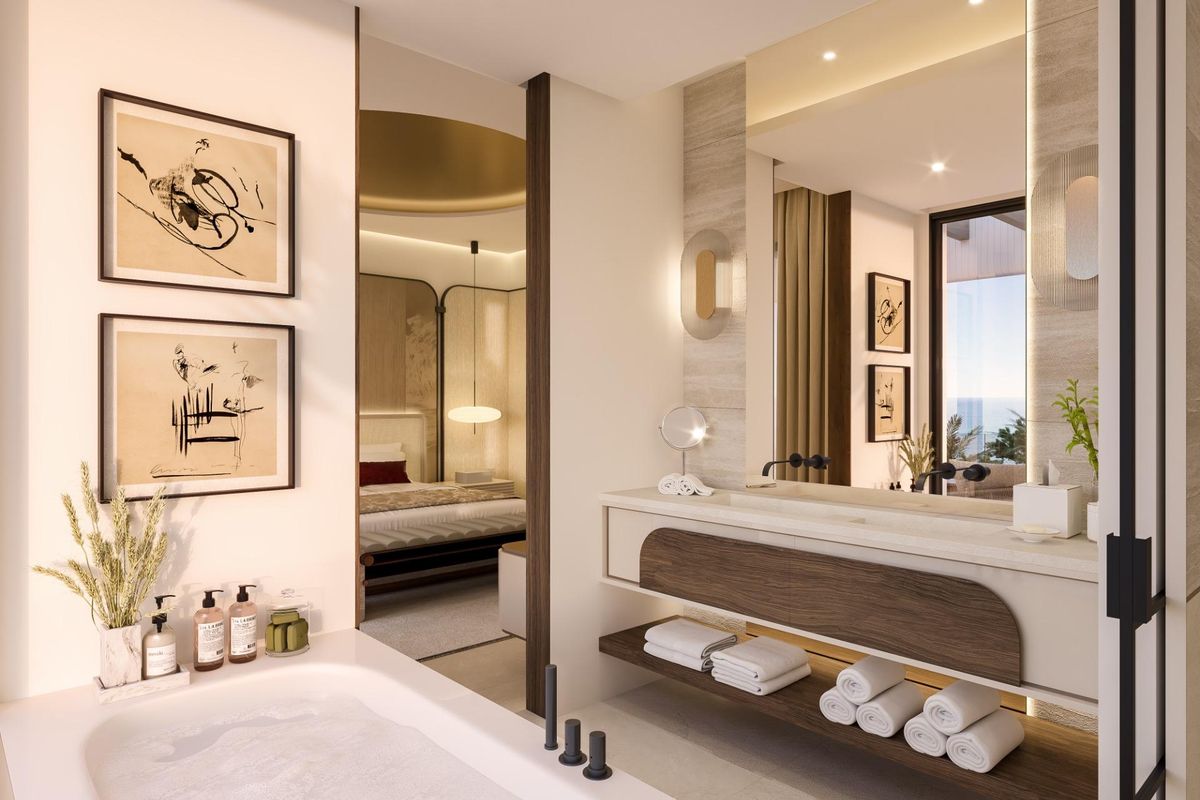 Luxueuze en-suite badkamer met uitzicht, met een modern ontwerp en een ontspannende sfeer in Marbella.