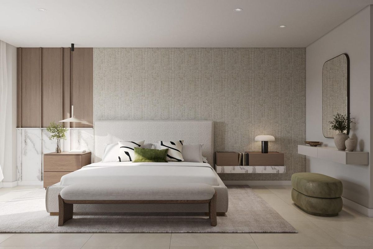 Heldere slaapkamer met stijlvolle meubels en rustgevende kleuren in een 4-slaapkamer villa in Estepona, Costa del Sol.