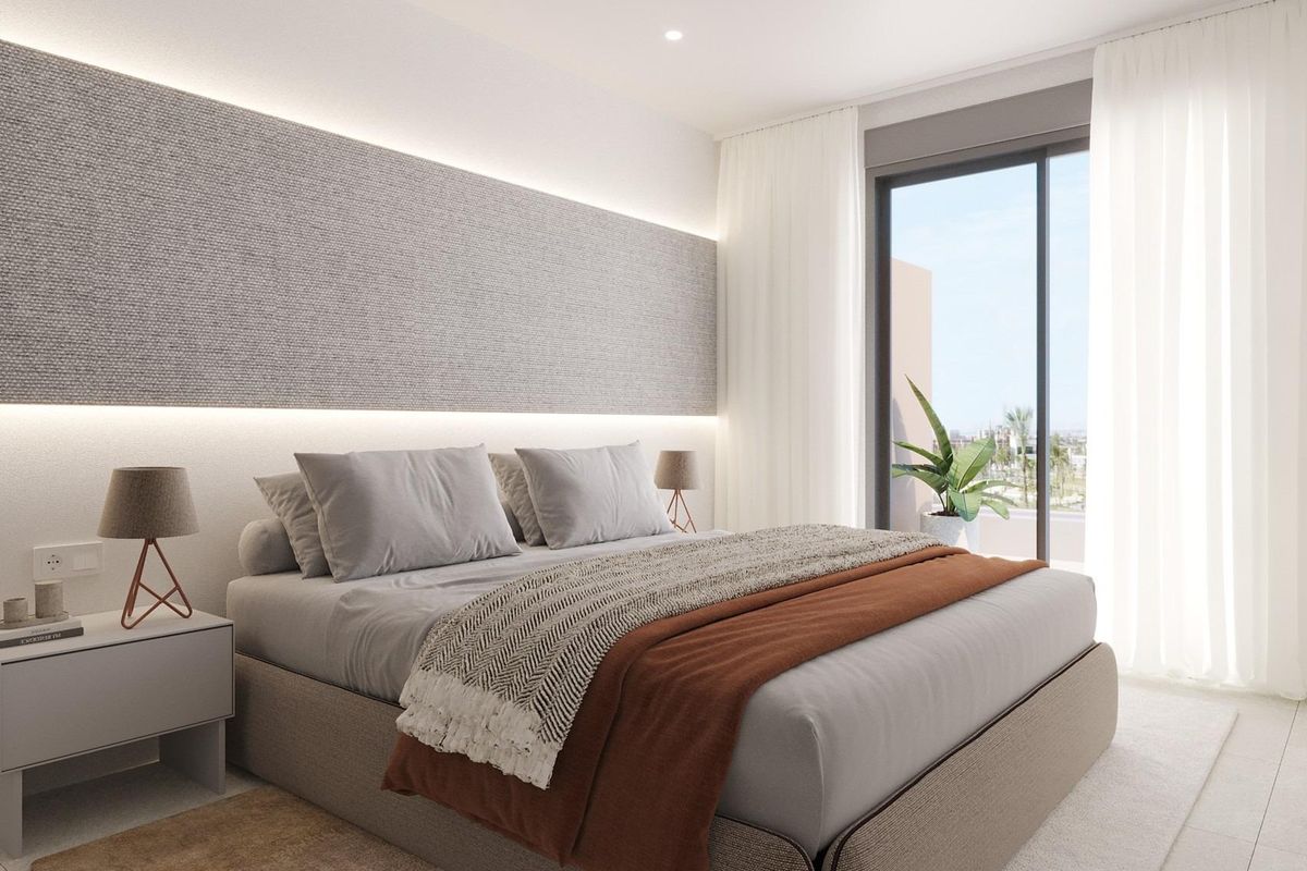 Gezellige slaapkamer met een groot raam en uitzicht, in een 2-slaapkamer appartement in Torre Pacheco, Costa Calida.