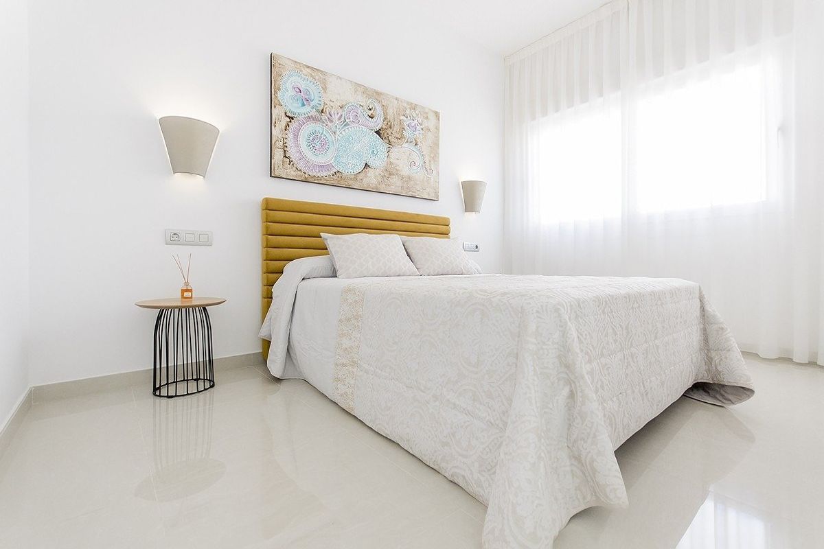 Stijlvolle slaapkamer in de villa met moderne inrichting en uitzicht, ideaal gelegen in Costa Blanca Zuid.