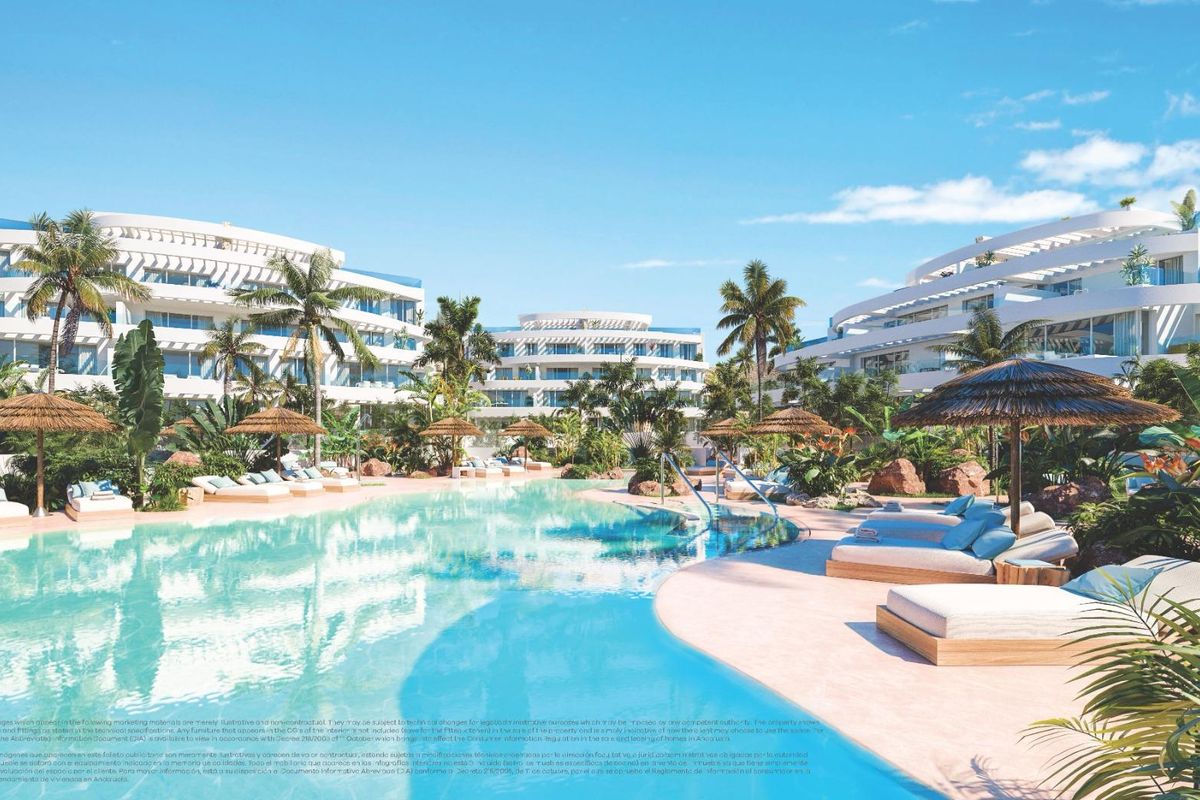 Contemporary resortgebouwen rond een aangelegd zwembadgebied in Mijas, Costa del Sol, met palmbomen.