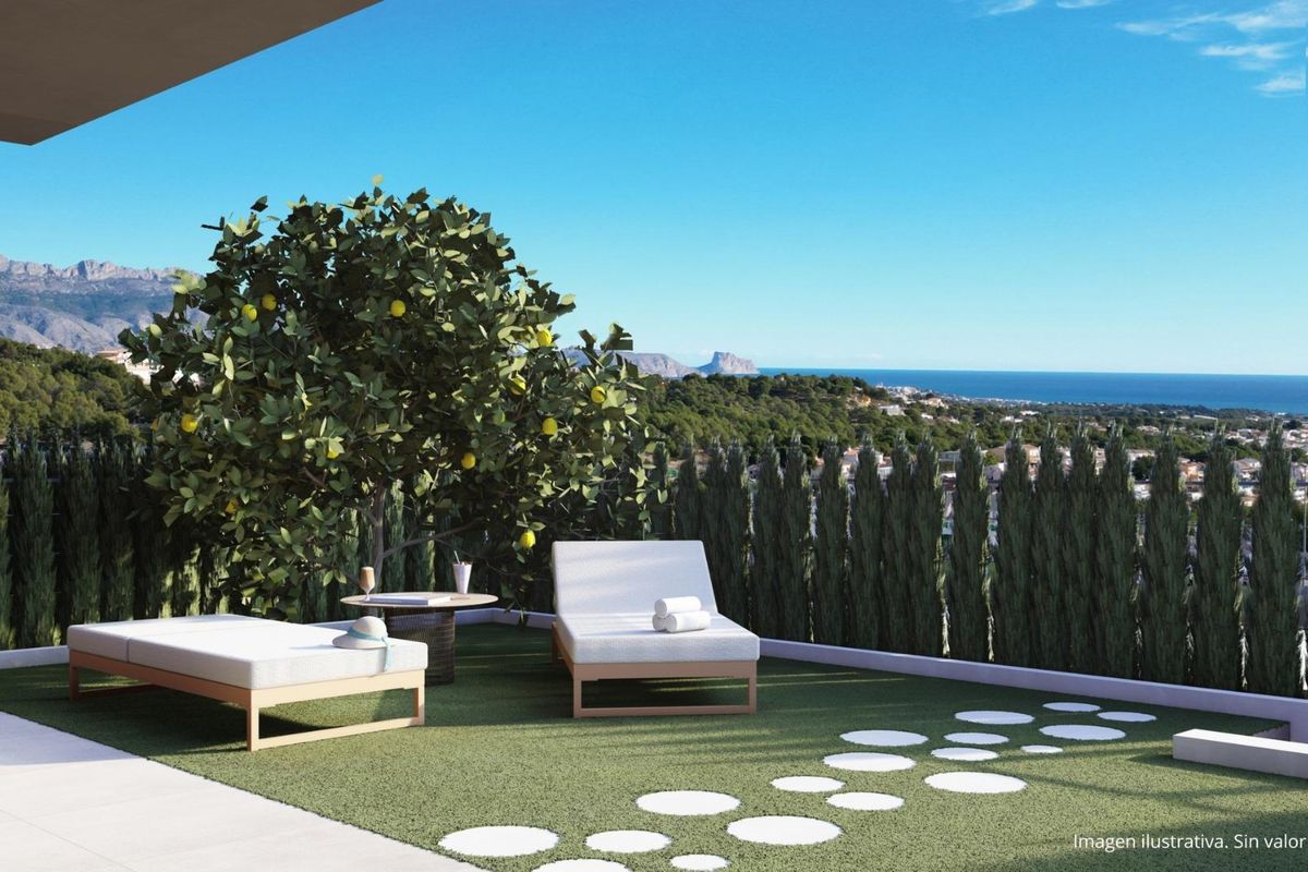 Privé terras met ligstoelen en zeezicht in La Nucia.