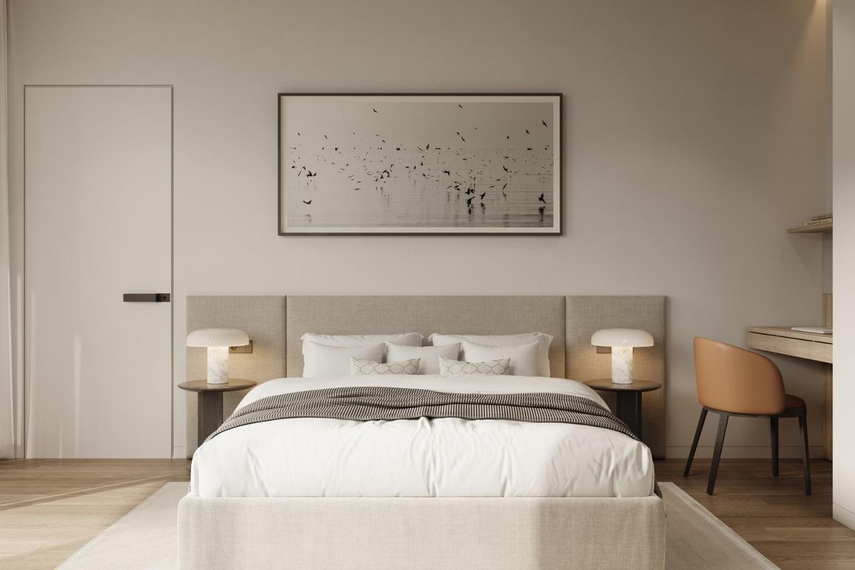 Gezellige slaapkamer met een comfortabel bed en natuurlijk licht in een villa in Mijas.