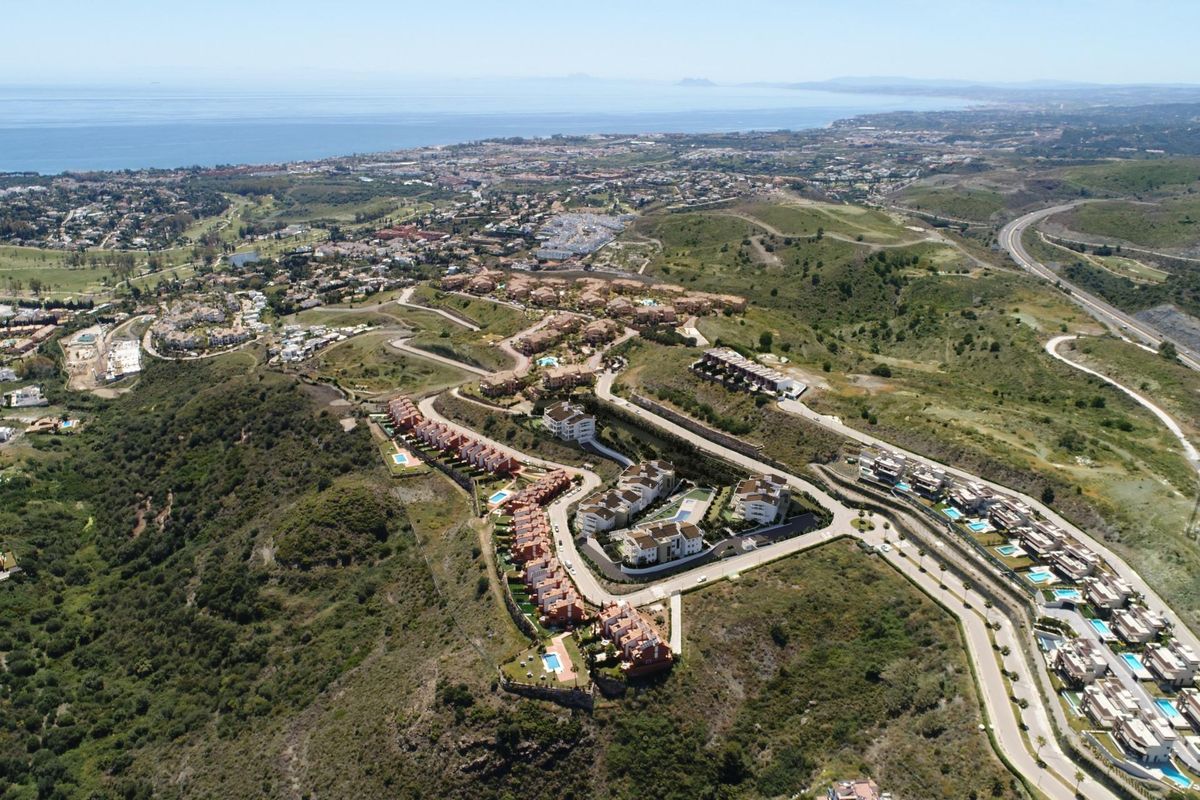 Panoramisch uitzicht op kustwoningen en glooiende heuvels in Benahavís, Costa del Sol.