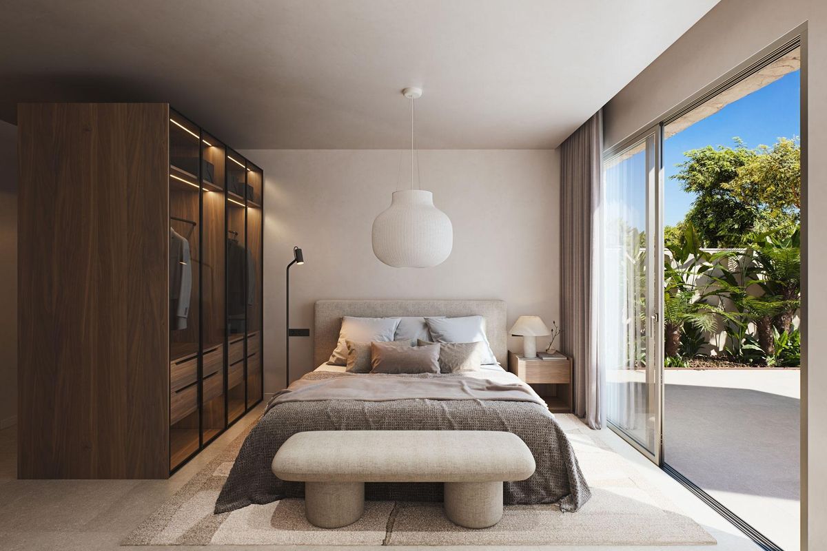 Elegante slaapkamer met modern interieur en uitzicht op de tuin in een 3-bed villa in Cabo de Palos, Costa Calida.