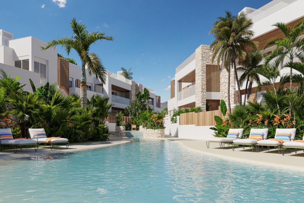 Een prachtig zwembad in het bungalowcomplex in San Juan de los Terreros, met ligbedden en tropische begroeiing.