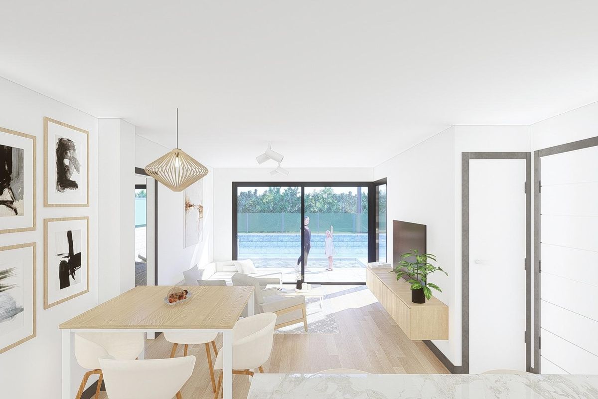 Heldere interieur van de villa met een eetruimte en uitzicht op het zwembad in Pilar de La Horadada.