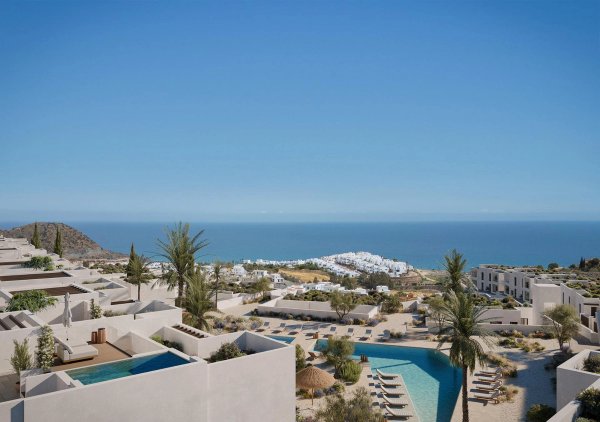 Prachtig uitzicht op de kust van Mojacar, met een luxe resort, zwembad en palmbomen.